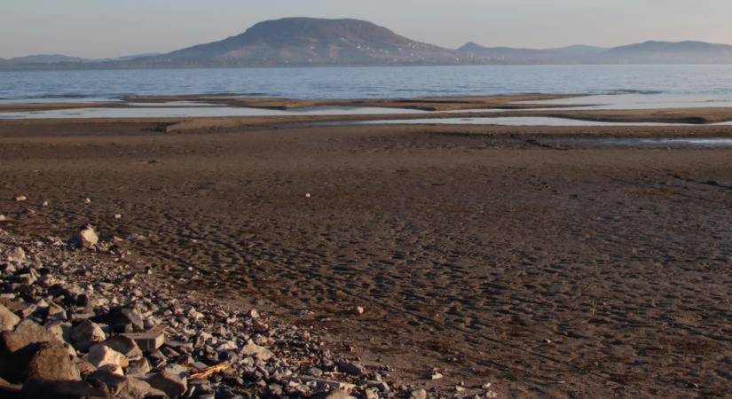 Egy év alatt 95 ezer olimpiai medencényi vízzel lett kevesebb a Balatonban