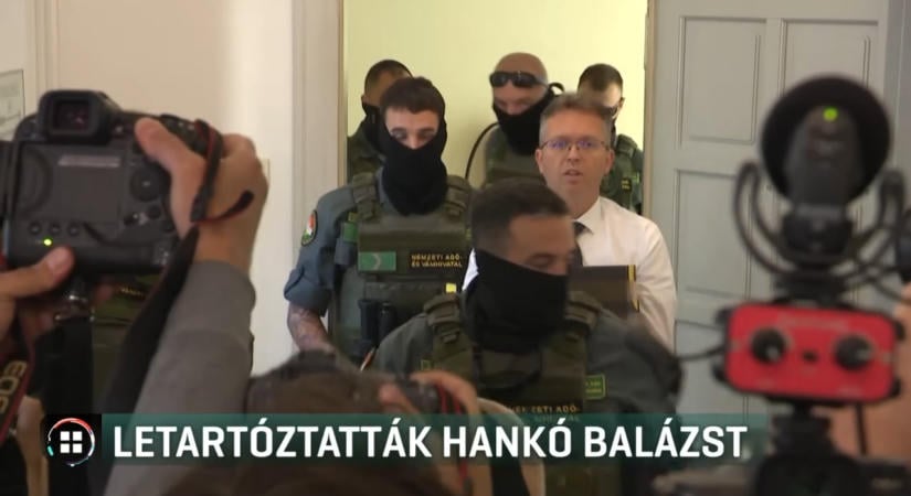 Vezetőszáron kísérték Hankó Balázst a bíróságra – egy hónapra letartóztatták a volt kulturális minisztert