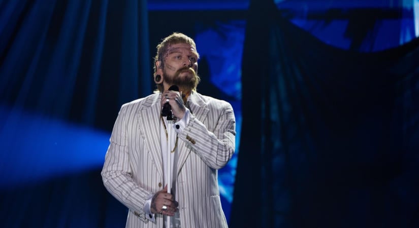 Négy-öt óráig sminkelték az adásgyőztes Takács Nikolast, hogy agyontetovált énekessé váljon a Sztárban Sztárban – videó