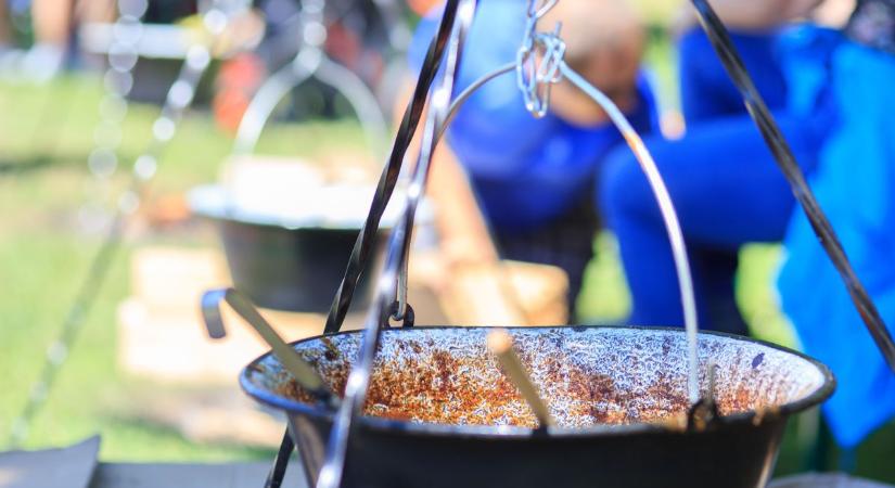Szarvaspörkölt, Vastag Tamás-koncert és egész napos program vár Tiszaalpáron