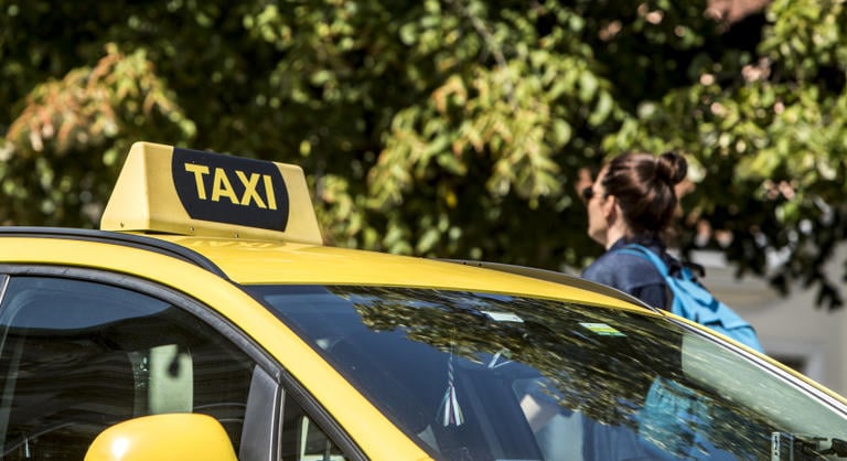 Taxisofőr az Indexnek: ezért volt szükség a reptéri felár bevezetésére