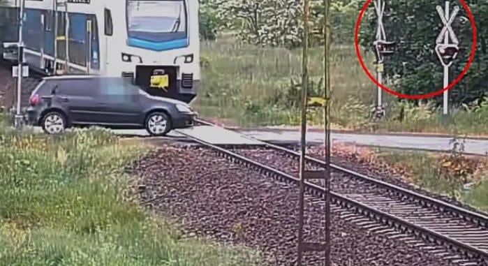 Nem szúrta a szemét a piros jelzés, lazán a vonat elé gurult Gyöngyösön