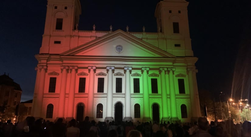 Nemzeti színű fénybe borulnak Debrecen ikonikus épületei
