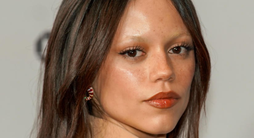 Jenna Ortega bebizonyította: ez a régi divattrükk újra menő