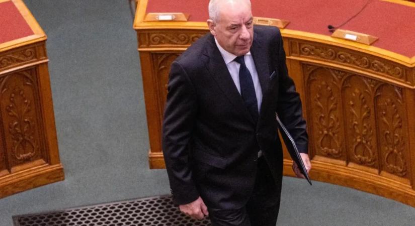 Hungarian president signs amendment to Fundamental Law ending his mandate