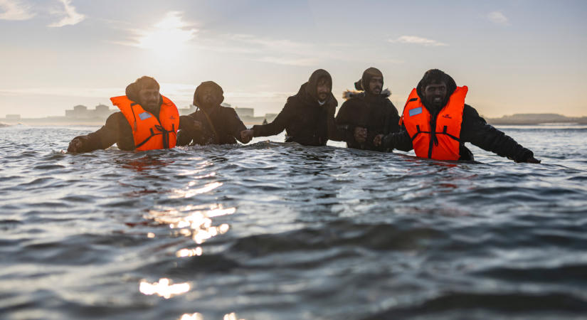 Kigyulladt egy bárka a La Manche csatornán