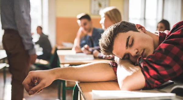 Kezdődhetne később az oktatás? A középiskolások igennel, az általános iskolák nemmel szavaznának a 9 órai kezdésre