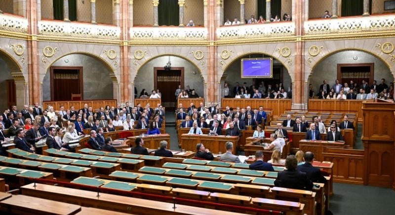 Balhé a parlamentben: teremőrök kísérték ki a Fidesz-páholy egyik vendégét