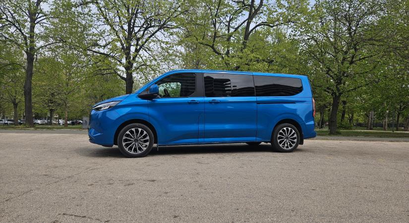 Ford Tourneo Custom, a csillogó kék bálna – ilyen amikor egy kisbusz stílusikon lesz