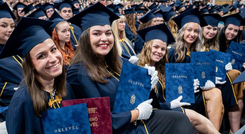 Új korszak kezdődik: megható pillanatok a győri diplomaátadón
