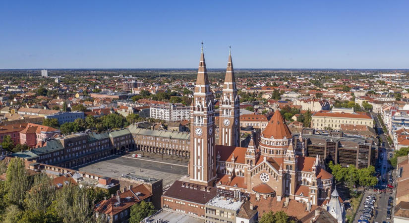 Lezuhant a kormányhivatal tetejéről és meghalt egy ipari alpinista