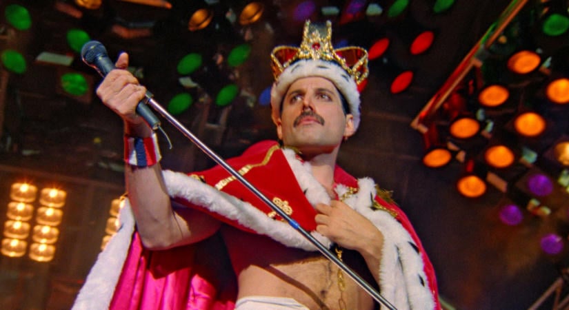 Egy emberként szisszent fel a közönség, amikor Freddie Mercury a tenyerébe nézett