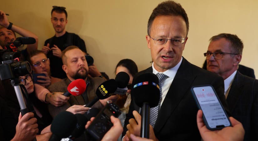 Visszatért a parlamentbe Szijjártó Péter, zárt teremben kapja a kínos kérdéseket