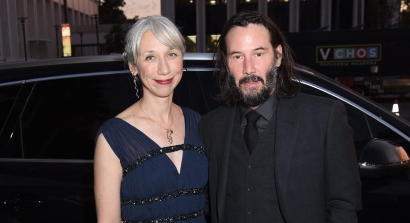„Az ágyban voltunk, összekapcsolódva” – ritkaság, de Keanu Reeves a barátnőjéről beszélt