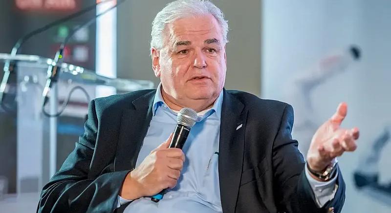 Amíg a digitalizáció első lépésein gondolkodunk, elhúz mellettünk a világ