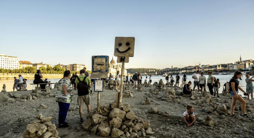 Nem hisznek a szemüknek a katasztrófaturisták – fotókon a Margit-sziget a soha nem látott apadás idején