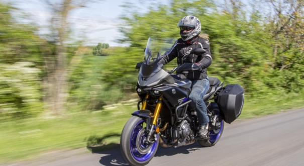 Yamaha Tracer 7 GT-teszt: nincs kuplungkar, és (már) nem is hiányzik