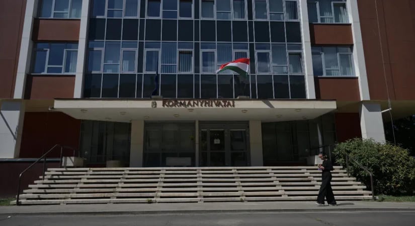 Meghalt egy munkás, miután lezuhant a szegedi kormányhivatal tetejéről