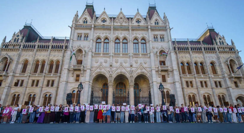 Visszavennék a Fidesztől a narancssárga színt is – Emberi lánccal követelték az Isztambuli Egyezmény ratifikálását