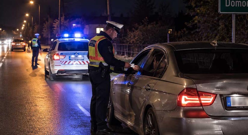 A lejárt műszaki miatt állították meg az autót a gödöllői rendőrök, amikor a sofőr lehúzta az ablakot, tudták, hogy baj van