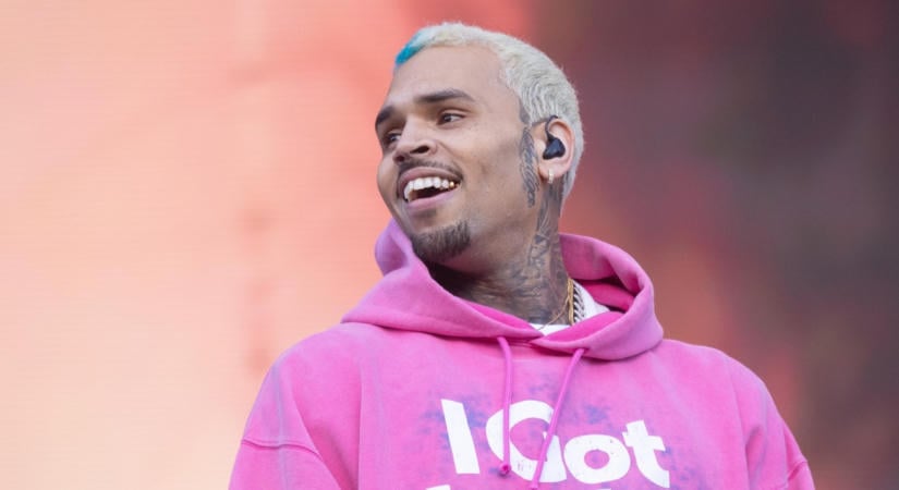 Felfüggesztett börtönt kapott Chris Brown: Tequilás üveggel verte fejbe a kollégáját