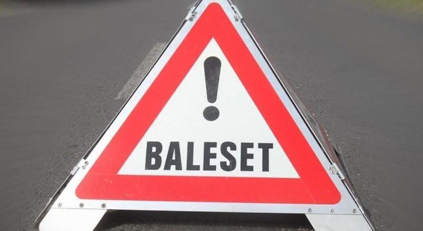 Összeütközött két autó Balatonfüreden, mindkettő egy kerítésnek csapódott