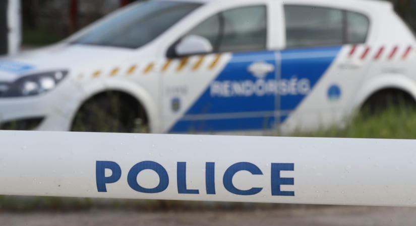 Rémisztő ámokfutás Tihanyban, rendőröket próbált elütni egy autós a nemzeti ünnepen