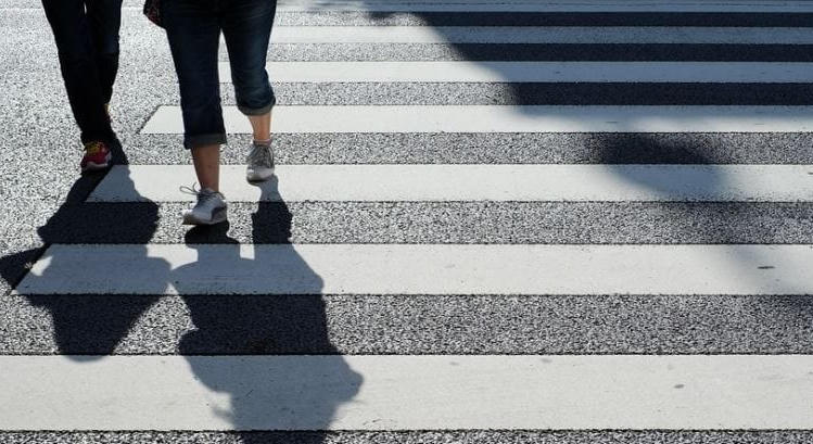 Szigoríthatnak az olaszok: bírságolnák a gyalogosokat, akik az úttestre lépve is mobiloznak
