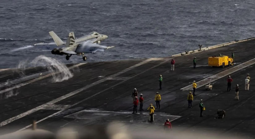 Több mint 250 nap után kiköt a USS Abraham Lincoln repülőgép-hordozó