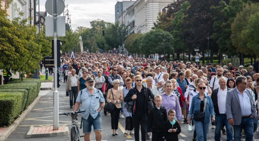 Egészségsétával kezdődött a Richter Egészségváros
