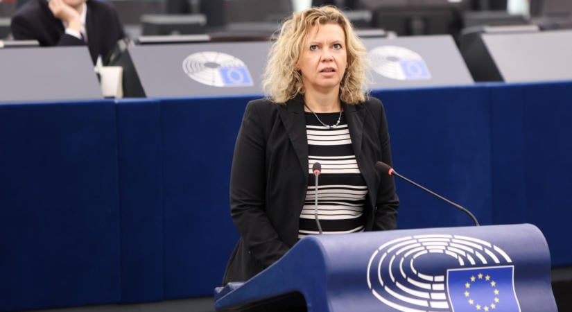 Százmilliárdok tűnnek el az adóbevételekből, a kiskapuk bezárásáról és az európai cégek helyzetbe hozásáról döntött az EP