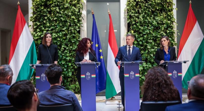 Orbán a vb-n, Szijjártó a BYD-nál, Magyar a kormányinfón – élő közvetítés