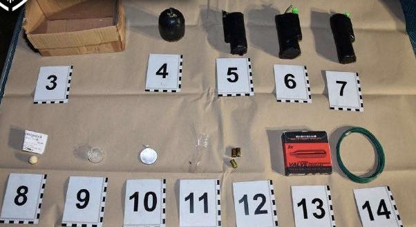 Acélgolyókat tett a piacon vett petárdába, majd indulhattak a próbarobbantások
