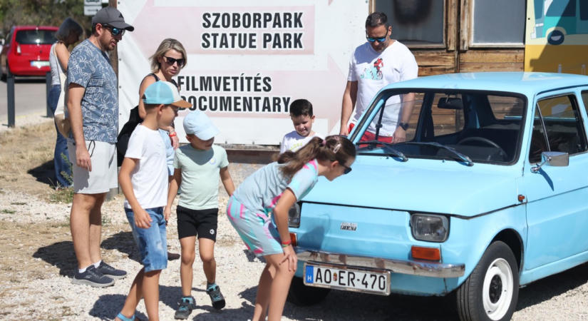 Szocialista autócsodák, recsegő bakelitek és garázsvásár: minden a retróról szól a Memento Parkban - fotók!