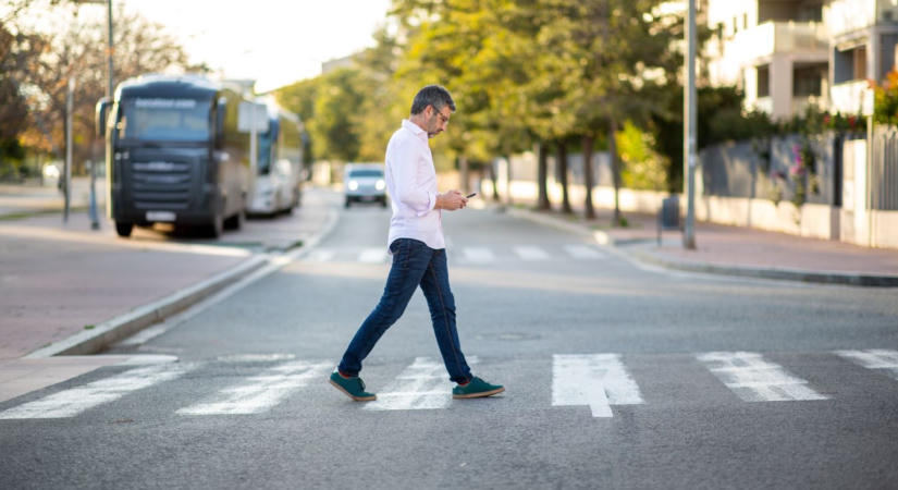 Ősztől nem lesz kegyelem: ha ezt csinálod a zebrán, brutális büntetést kaphatsz!