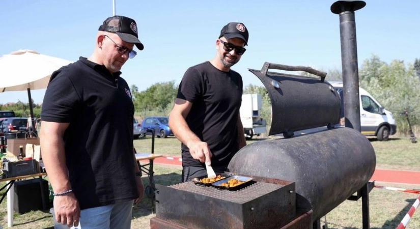 Füst, hús, blues és brutális chili – ismét nagyot szól a szőregi BBQ-fesztivál!
