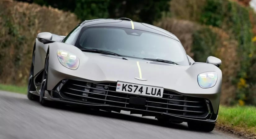 1079 lóerővel és nyitható tetővel hódít a legújabb Aston Martin
