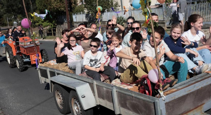 Látványos szüreti felvonulással köszöntötték az őszt a zalaegerszegi városrészben ( galéria)