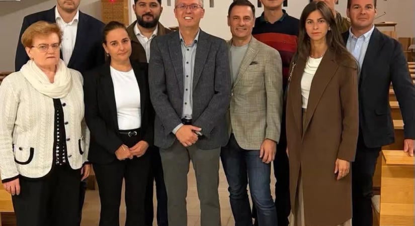 “Veled vagyunk Balázs” – Hankó Balázsért imádkoztak a gödöllői templomban a Fidesz és a KDNP képviselői