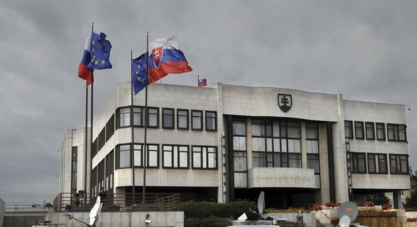 A PS felszólította az ellenzéki képviselőket, vegyenek részt a keddi ülésen
