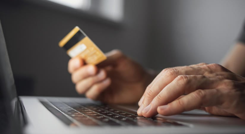 Új banki csalás terjed, körmönfont trükkel ürítik ki a magyarok számláit
