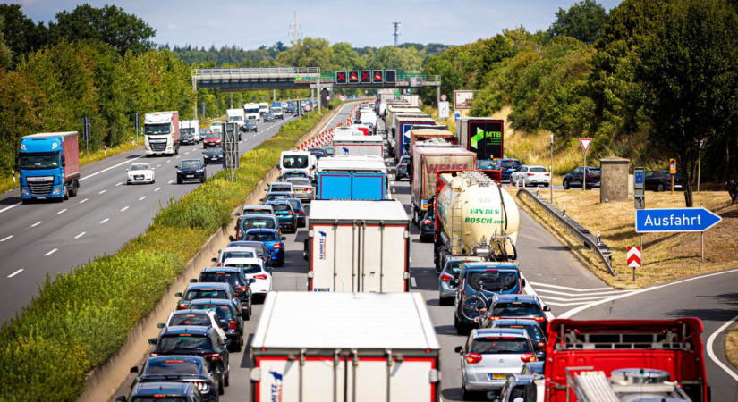 Nászmenet miatt állt be egy autópálya