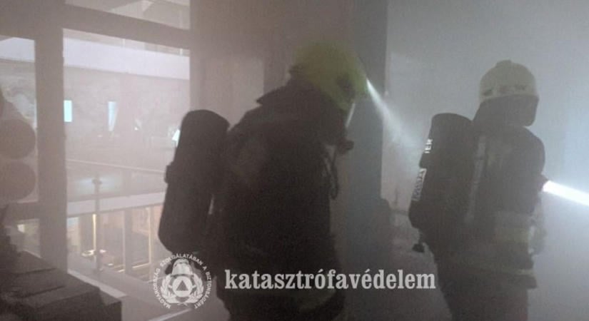 Füstbe borult egy fonyódi áruház, öt sérültet mentettek ki a tűzoltók