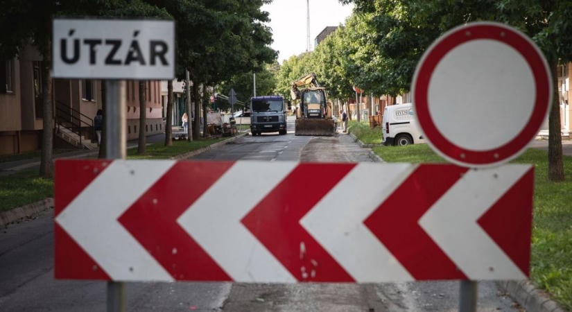 Beszakadt az út, megnyílt a föld Kakasdon, komoly gond állhat a háttérben