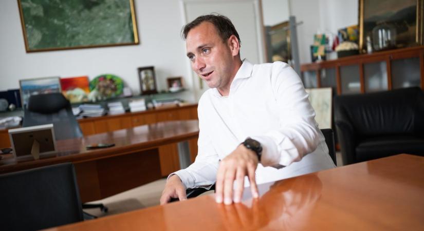 Hűsítő pontként hasznosul a letartóztatott Őrsi Gergely polgármesteri irodája