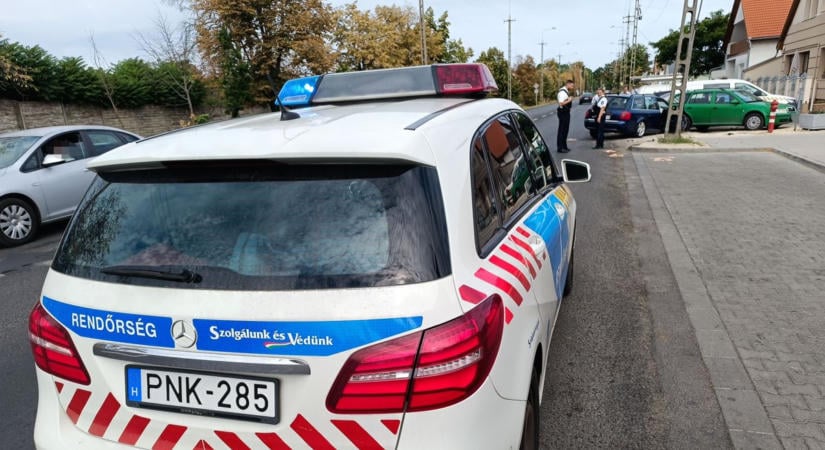 Villanyoszlopnak és parkoló járműnek ütközött egy autó Kiskunhalason  fotók