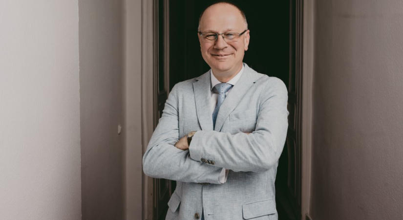 Navracsics Tibor pártok feletti párbeszédet sürget: „Két oldal helyett egyenes út kell”