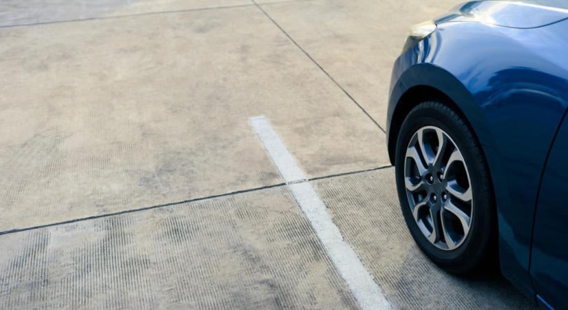 Parkolási csapda: saját telkén állt le, mégis büntetés lett belőle