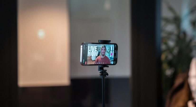 AI-influenszerek lopják a komikusok poénjait, a Meta nem lép fel ellenük