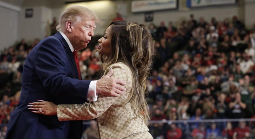 Donald Trump arra kérte Nicki Minajt egy kampánygyűlésen, hogy álljon fel, miután megdicsérte a fenekét
